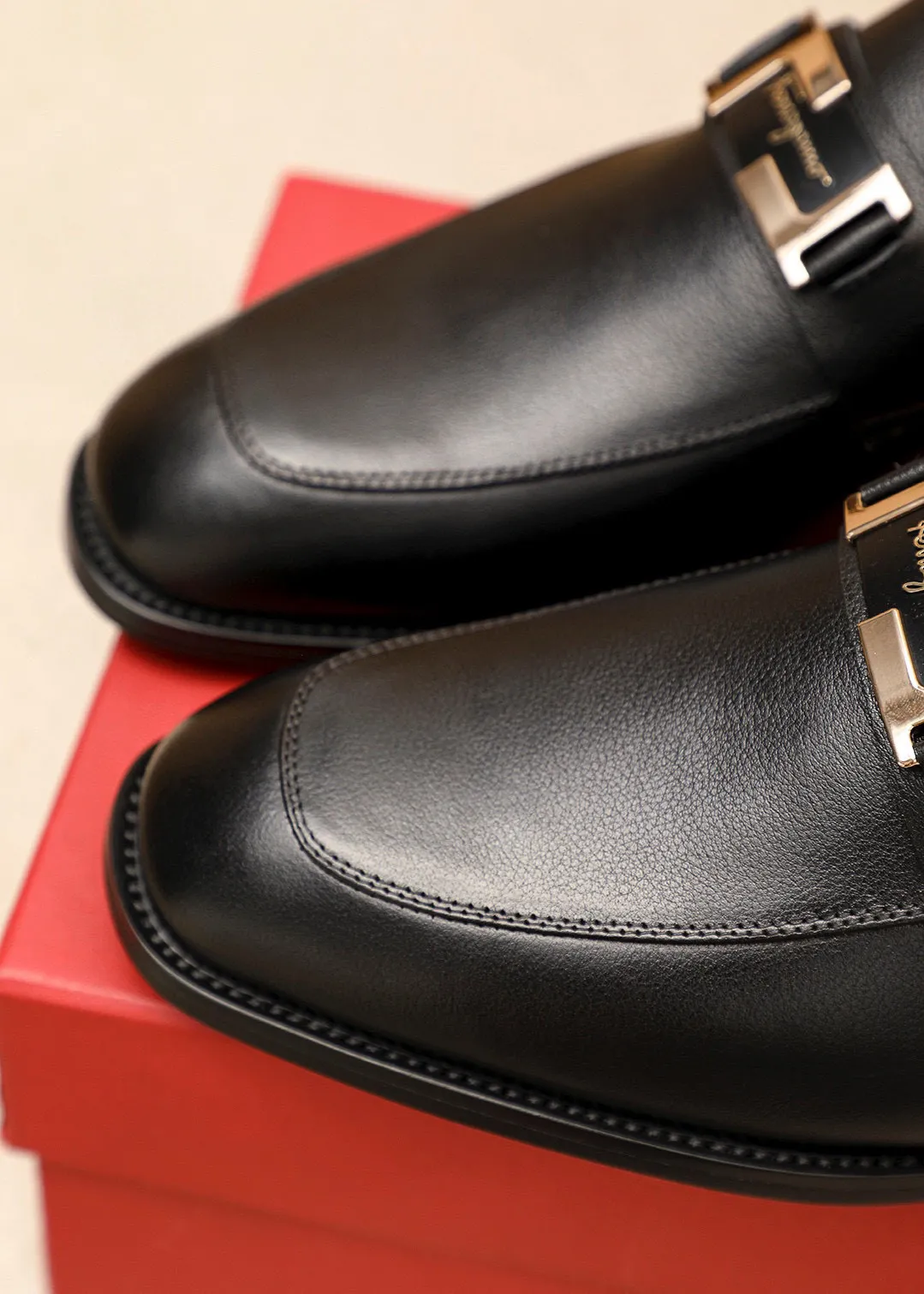 Men's shoes💰460💰 Product trademark: Ferragamo "Ferragamo" casual leather shoes Regular size: 38-44 (45🉑️customized) Product materials: Selected imported first-layer calfskin upper + luxury hardware buckle, imported water-dyed cow leather lining. Strong three-dimensional visual effect, original outsole color: 1⃣️color optional